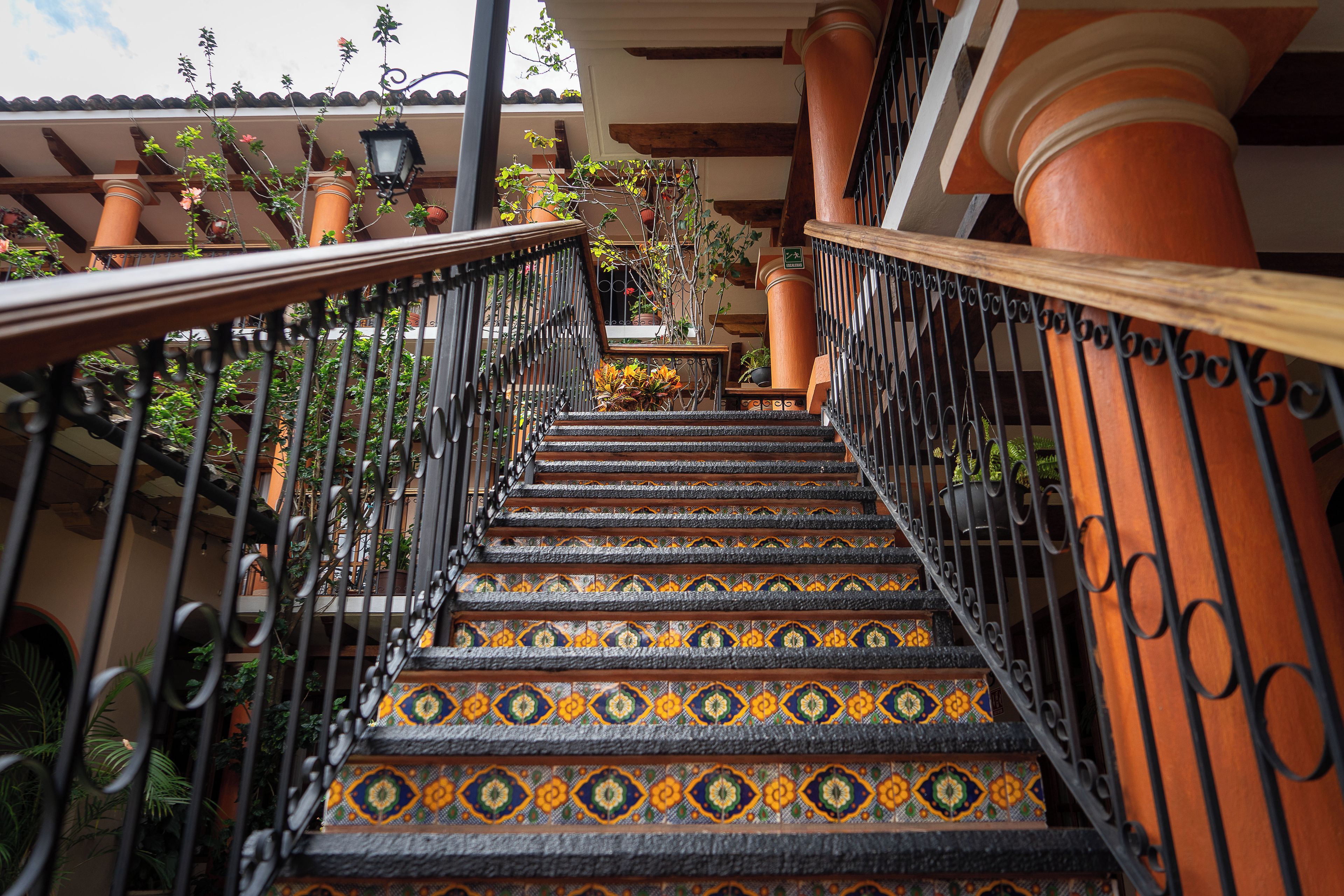 Una escalera con barandillas ornamentadas y peldaños estampados.