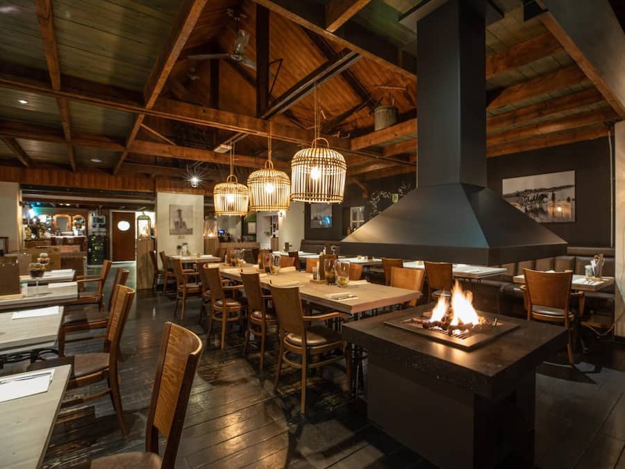 Frukost, lunch och middag serveras och det finns även uteservering.