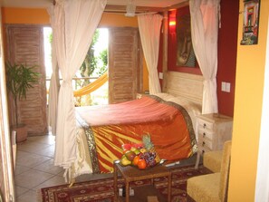 Minibar, caja de seguridad en la habitación y decoración personalizada 