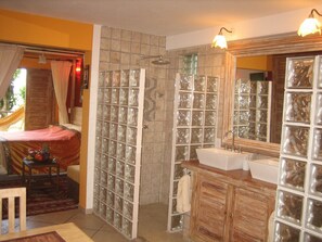 Deluxe Suite (*three*) | Bathroom
