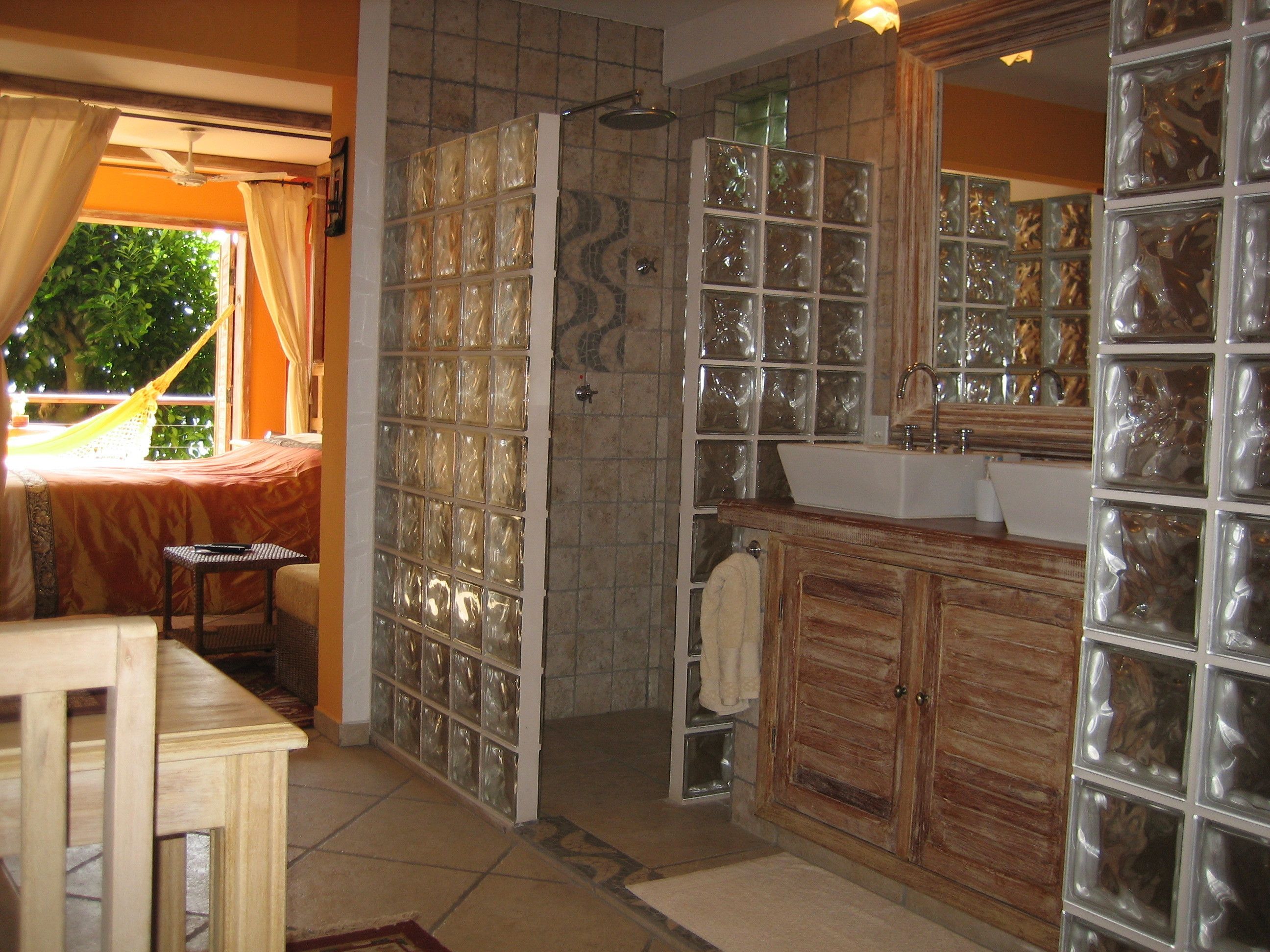 deluxe suite (*three*) | minibar, in-room safe, individually decorated, desk