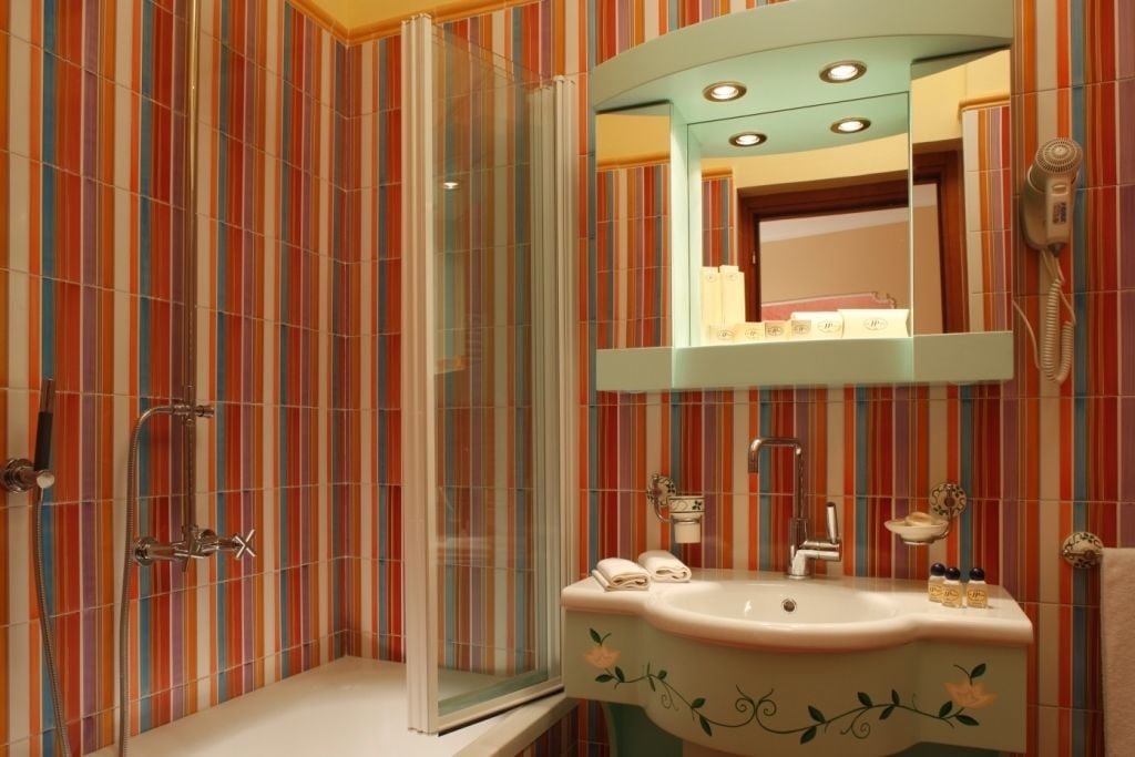 deep-soaking bathtub