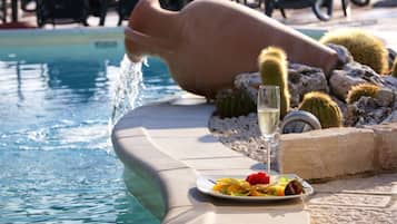 Seasonal outdoor pool, open 9:00 AM to 7:00 PM, pool loungers