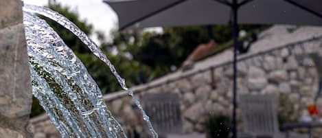 Una piscina con agua cristalina y una cascada.