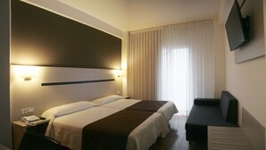 Habitación con 1 cama doble o 2 individuales con balcón | In-room safe, desk, blackout drapes, soundproofing - Hotel Costa Brava (Blanes)