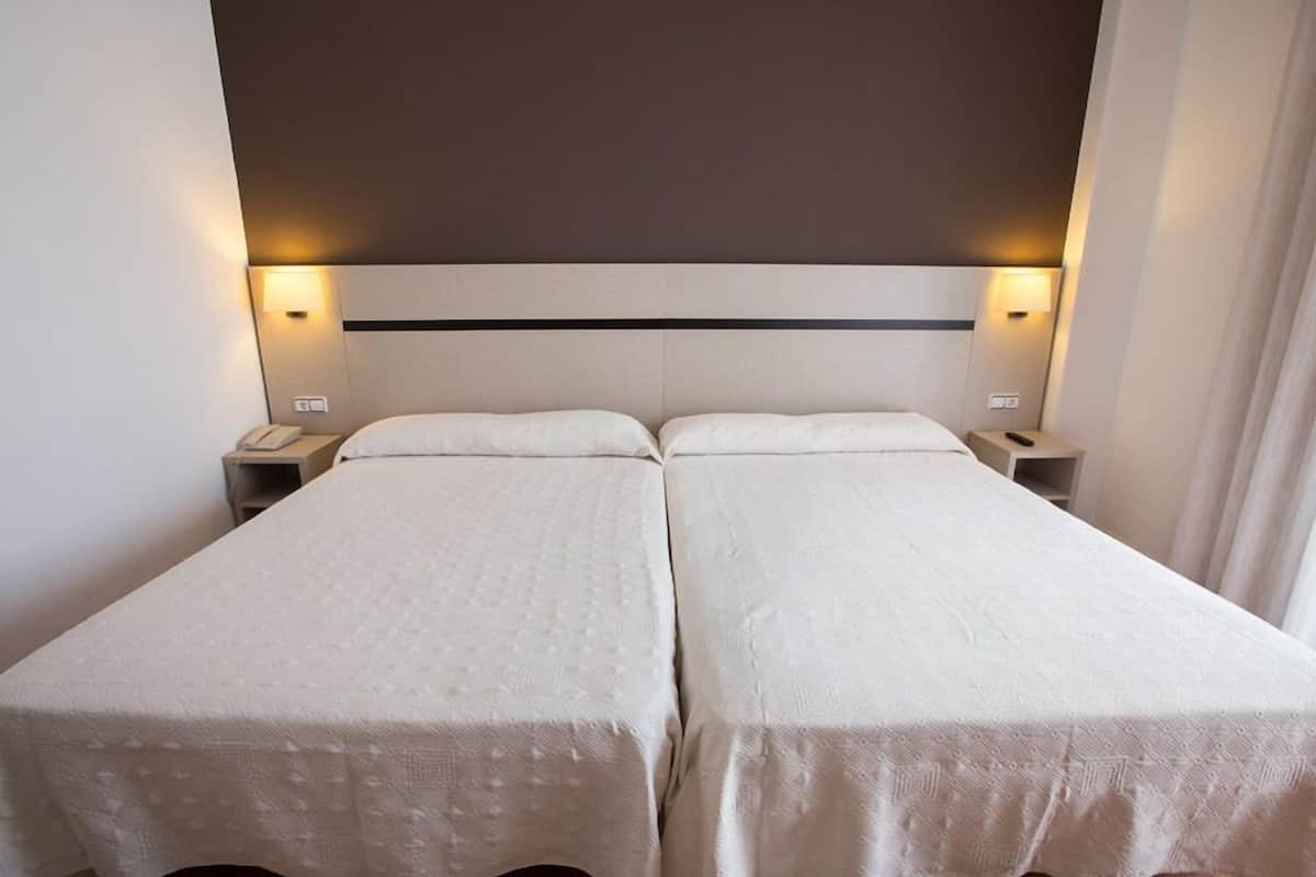 Zimmersafe, Schreibtisch, Verdunkelungsvorhänge, schallisolierte Zimmer