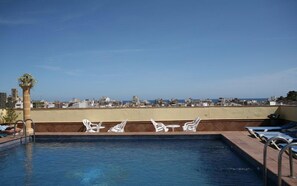 시즌별로 운영되는 야외 수영장