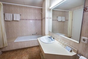 욕조, 고급 세면용품, 헤어드라이어, 비데