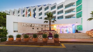 Un moderno edificio de hotel con un cartel que dice "HOTEL MEDITERRANEAN".
