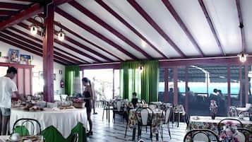 Mittagessen und Abendessen, Speisen im Freien