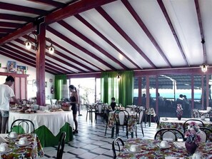 Se sirven almuerzos y cenas, restaurante con mesas al aire libre 