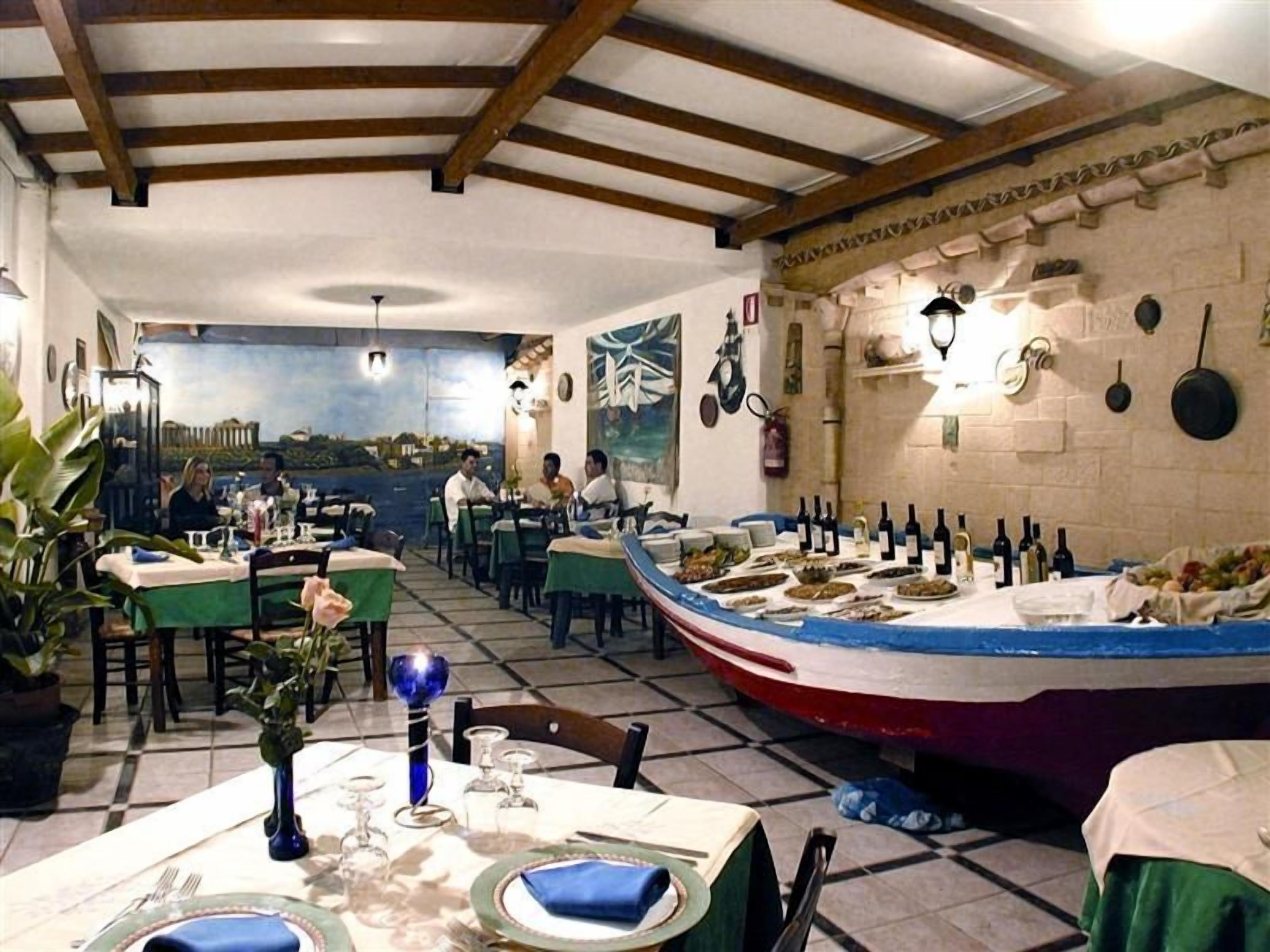 Lunch and dinner served, alfresco dining 