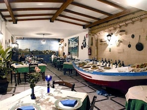 Déjeuner et dîner servis sur place