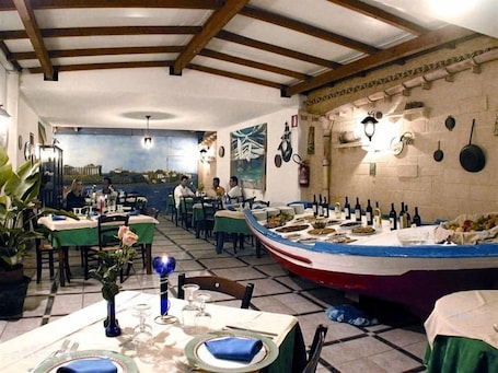 Lunch and dinner served, al fresco dining