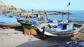 In Strandnähe, Liegestühle, Sonnenschirme, Strandtücher