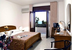 Coffres-forts dans les chambres, bureau, draps fournis