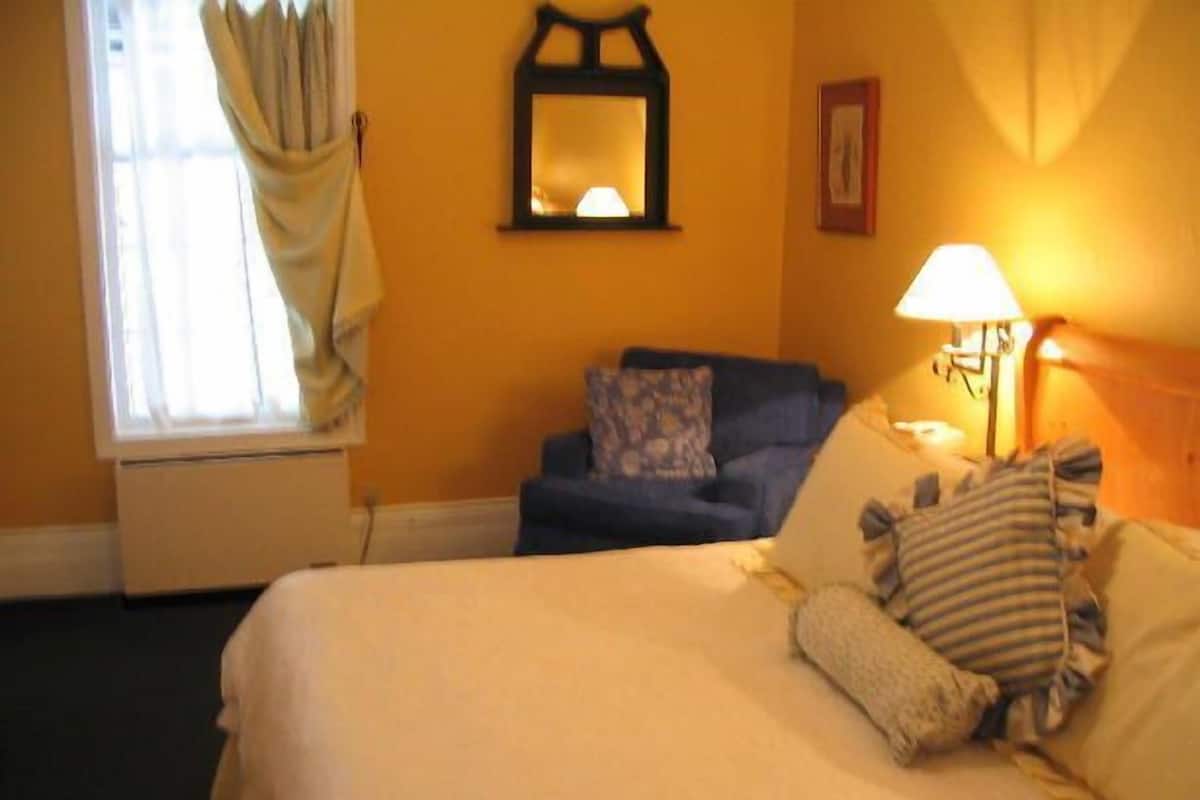 Classic Room, 1 Queen Bed | Premium bedding, individually decorated, individually furnished