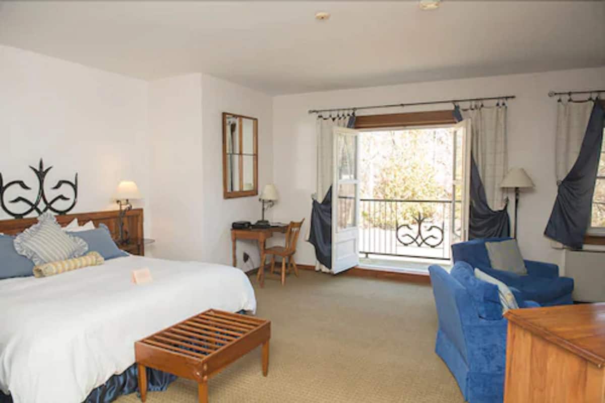 Standard Room, 1 King Bed, Kitchenette (Select) | Premium bedding, individually decorated, individually furnished