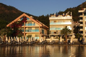 Playa privada, camastros, sombrillas y bar en la playa