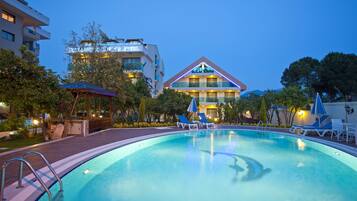 2 piscine all'aperto, ombrelloni da piscina, lettini