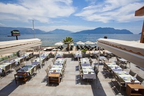 Se sirven desayunos, comidas y cenas con vista a la playa