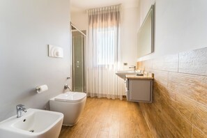 Shower, free toiletries, hair dryer, slippers - Altea Suites Hotel Residence (Pomezia)