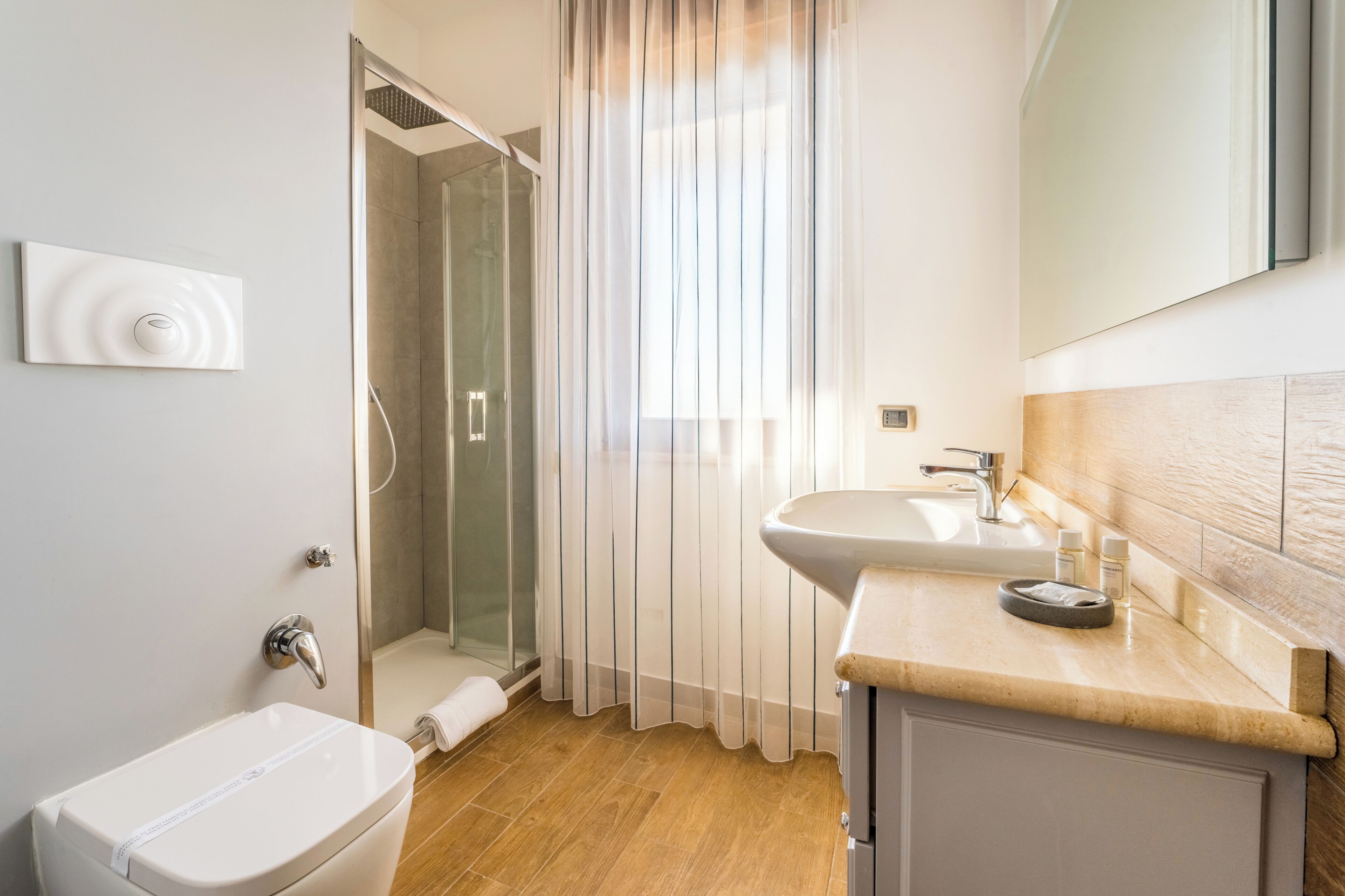 Une salle de bain moderne équipée d’une douche, de toilettes et d’un lavabo.
