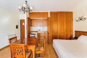 Studio, 1 Double Bed | Private kitchen | Fridge, microwave, stovetop, dishwasher - Altea Suites Hotel Residence (Pomezia)