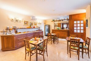 อาหารเช้าแบบคอนติเนนทัลทุกวัน (EUR 8 ต่อคน)