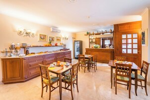 Daily continental breakfast (EUR 8 per person)