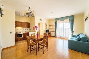 Réfrigérateur, micro-ondes, plaque de cuisson, lave-vaisselle