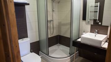 Superior Double Room | Bathroom | Shower, free toiletries, hair dryer, towels