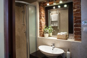 Economy-Doppelzimmer | Badezimmer