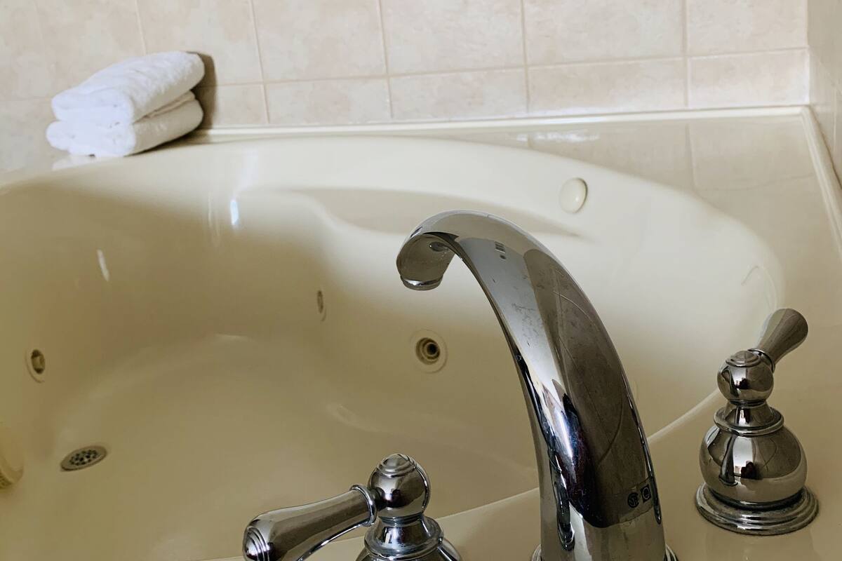 suite, 1 king bed, non smoking, jetted tub | 1 bedroom, premium bedding, tempur-pedic beds, individually furnished