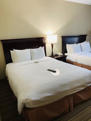 Premium bedding, Tempur-Pedic beds, individually furnished, desk - Country Inn & Suites by Radisson, Ithaca, NY (Ithaca)