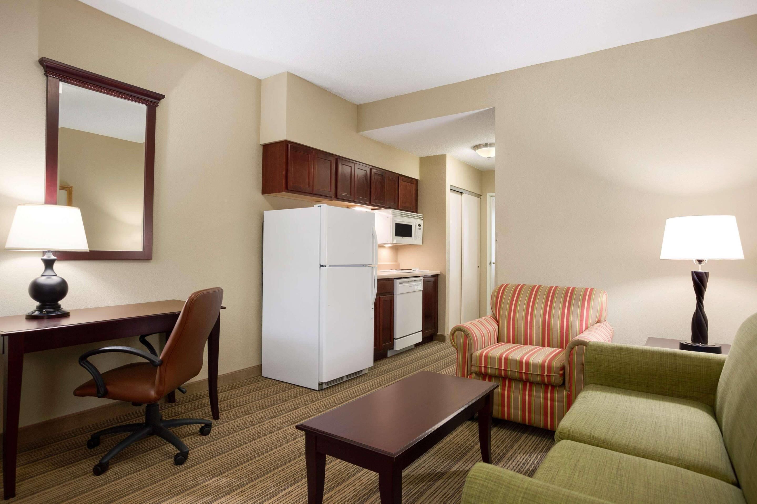 Room, 2 Queen Beds, Non Smoking, Kitchen (Extended Stay) | Premium bedding, Tempur-Pedic beds, individually furnished, desk