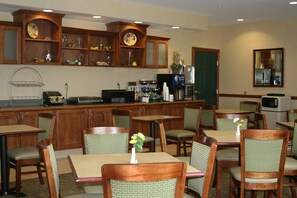 Free daily buffet breakfast - Country Inn & Suites by Radisson, Ithaca, NY (Ithaca)
