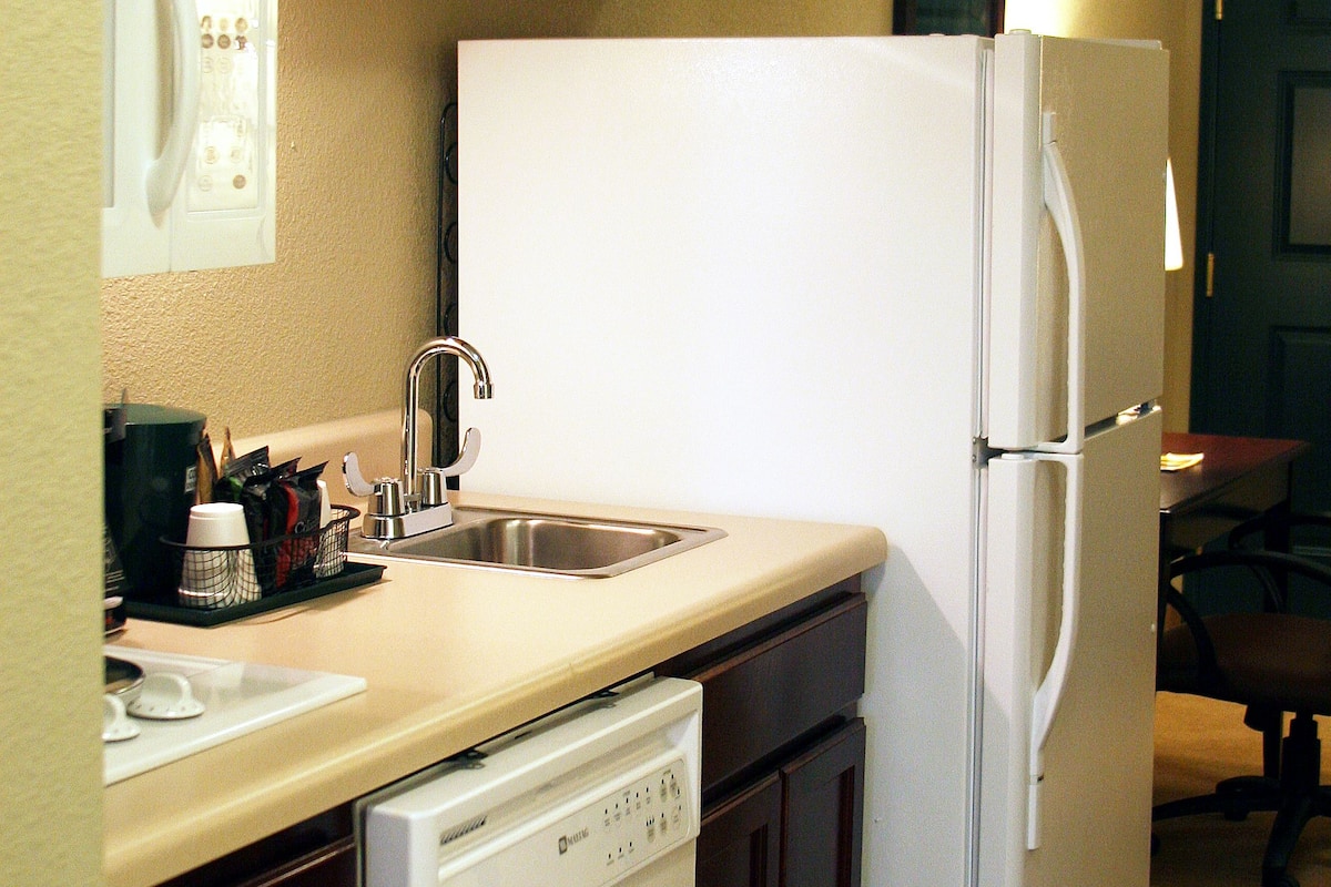 fridge, microwave, coffee/tea maker