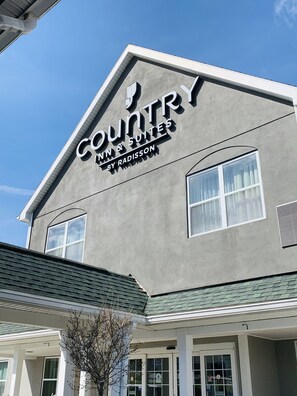 A building with a sign that reads "Country Inns & Suites by Radisson".