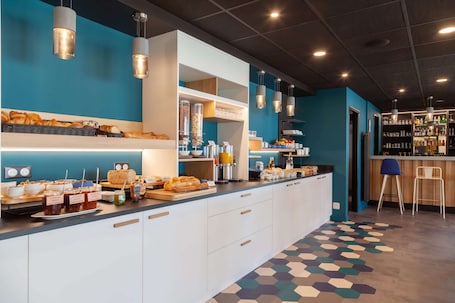 Frukost med lokala rÀtter varje dag (EUR 13.90 per person)