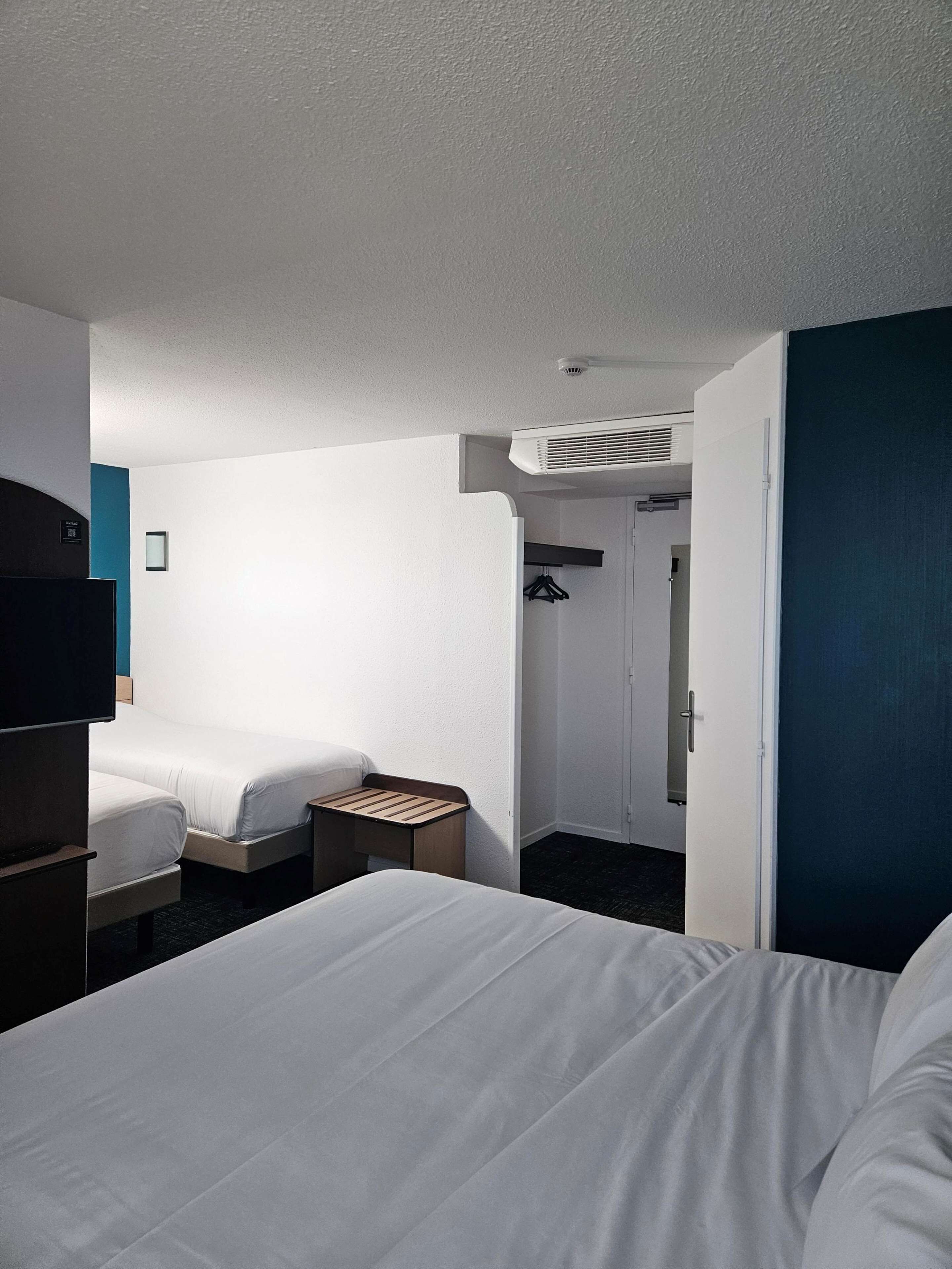 Quarto standard, várias camas | Roupas de cama premium, escrivaninha, cortinas blackout
