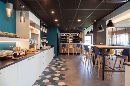 Café da manhã (EUR 13.90 por pessoa). Kyriad NIORT - Espace Mendes-France