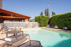 Una piscina al aire libre de temporada