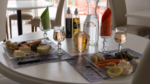 Una mesa de comedor dispuesta con diferentes platos, vasos y botellas.