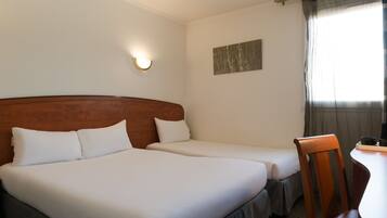 Habitación triple (Family Comfort Triple Room ) | Caja de seguridad en la habitación, escritorio y cortinas blackout