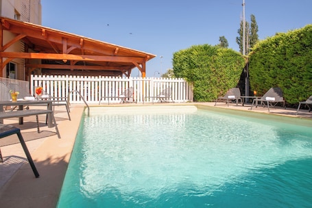 Una piscina al aire libre de temporada