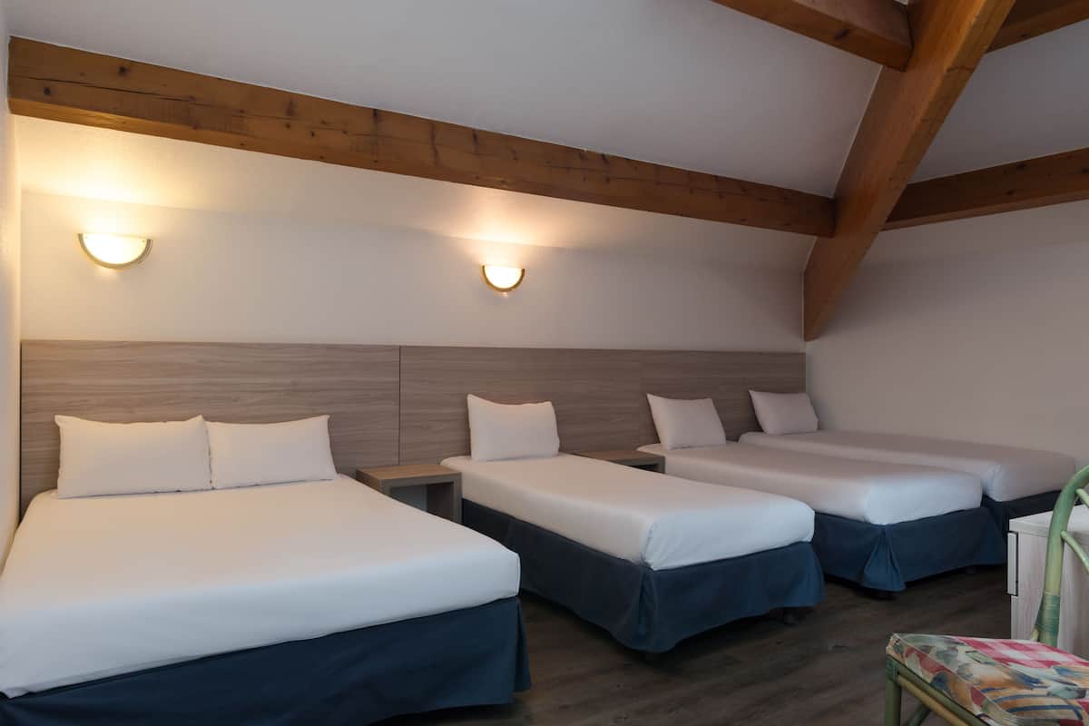 Comfort Family Quintuple Room  | In-room safe, desk, blackout curtains, soundproofing