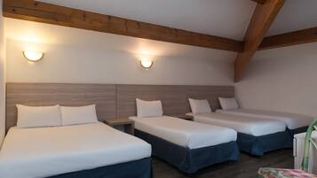 Kamer (Comfort Family Quintuple Room) | Een kluis op de kamer, een bureau, verduisterende gordijnen