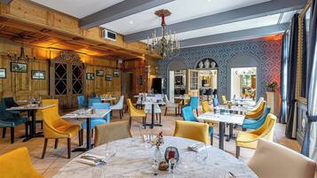 2 间餐厅,供应午餐和晚餐,法国菜