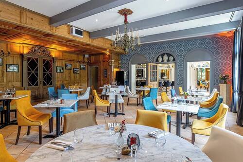 2 restaurants; lunch and dinner served